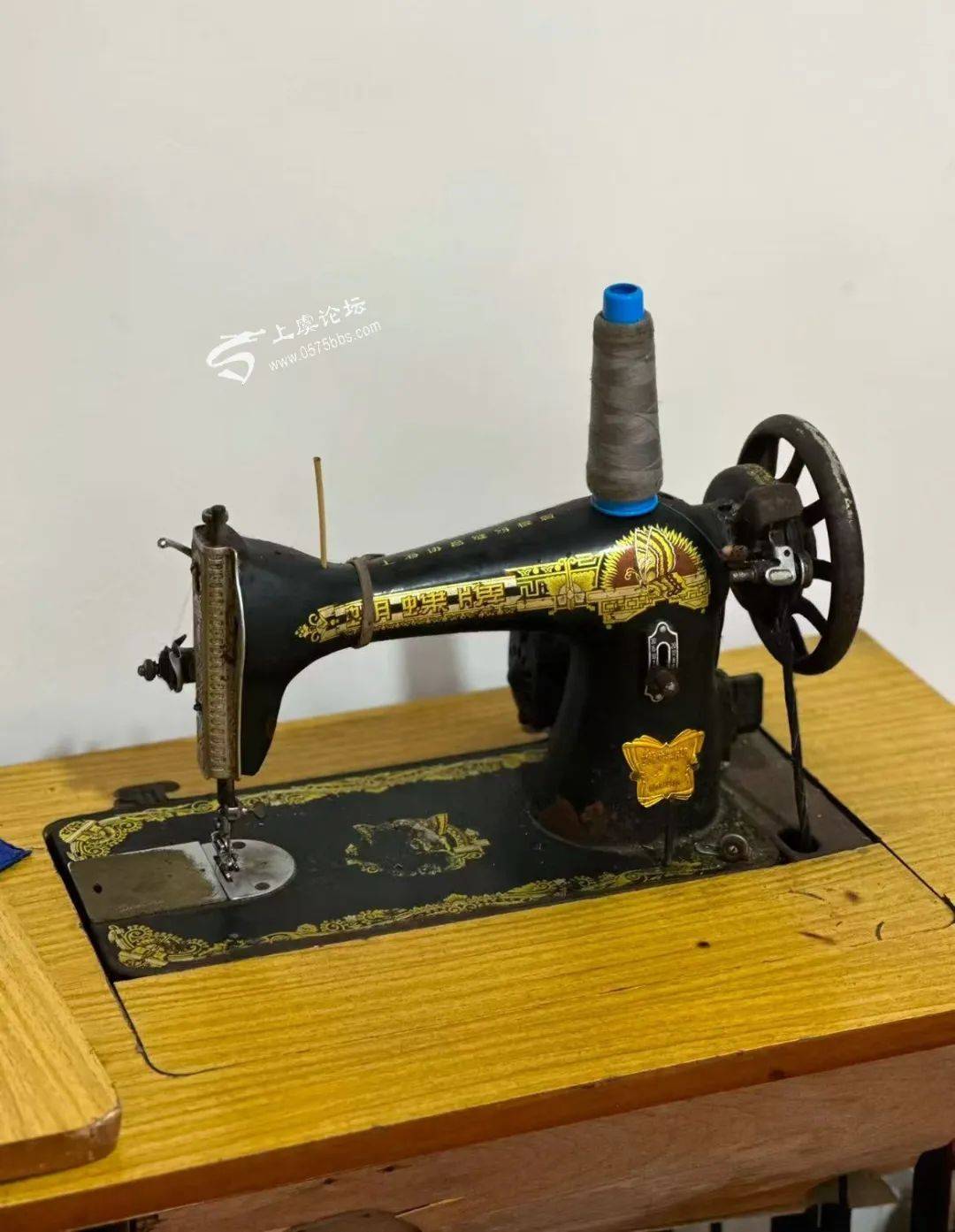 縫紉機 嘎吱作響的童年，與永不褪色的母愛